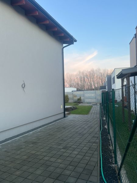 Rodinný dom - Alej Martina Benku - Kostolište  - Rodinný dom na ulici Martina Benku v Kostolišti s betónovou dlažbou a okolitou zeleňou.
