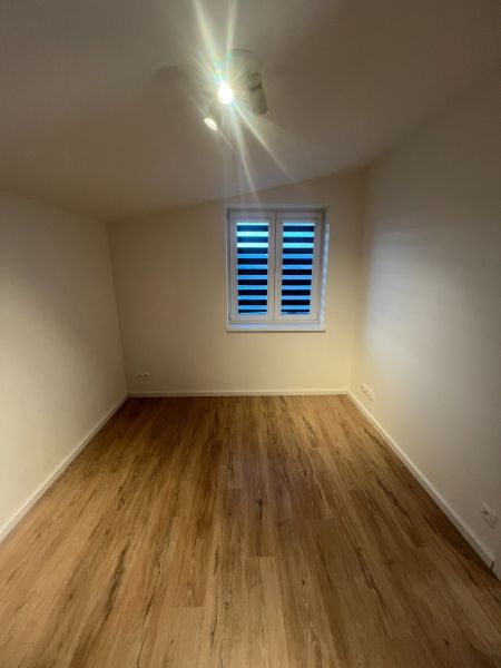 Rodinný dom - Alej Martina Benku - Kostolište  - Miestnosť s podlahou s dreveným dekorom a oknom v rodinnom dome.