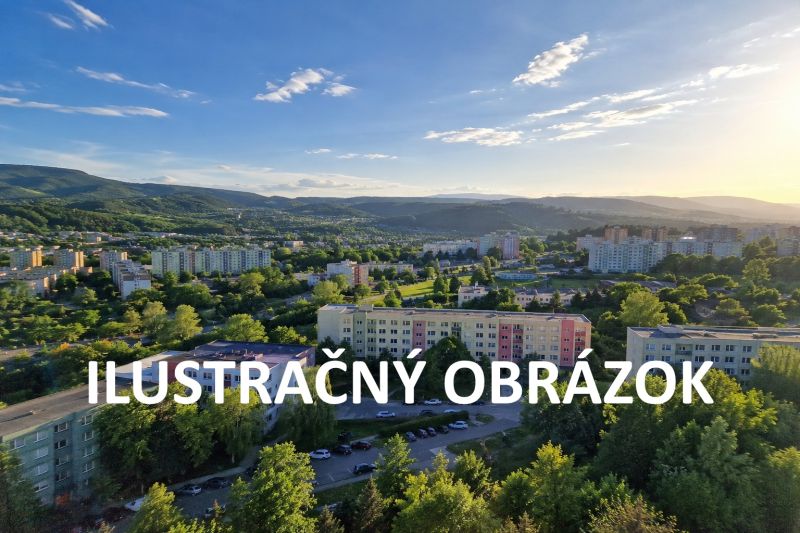 1-izbový byt po kompletnej rekonštrukcii so zasklenou loggiou - Pohľad na 1-izbový byt v Banskej Bystrici s panoramatickým výhľadom na okolie.