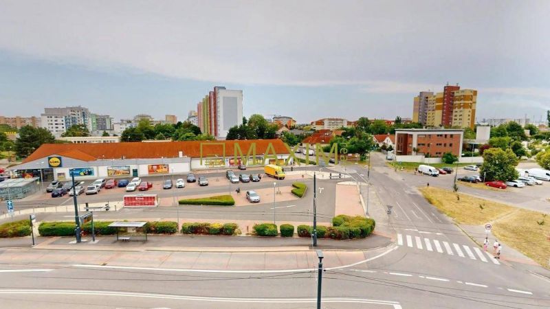 Veľký, slnečný a priestranný 3-izbový byt  - Obchodné centrum s parkoviskom v Bratislave - Podunajských Biskupiciach na Vrakuňskej ceste.