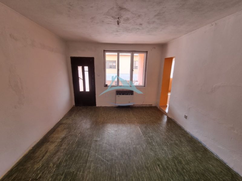Dvojgeneračný rodinný dom s obrovským potenciálom v Šahách - Prázdna izba s podlahou s dreveným dekorom v rodinnom dome.