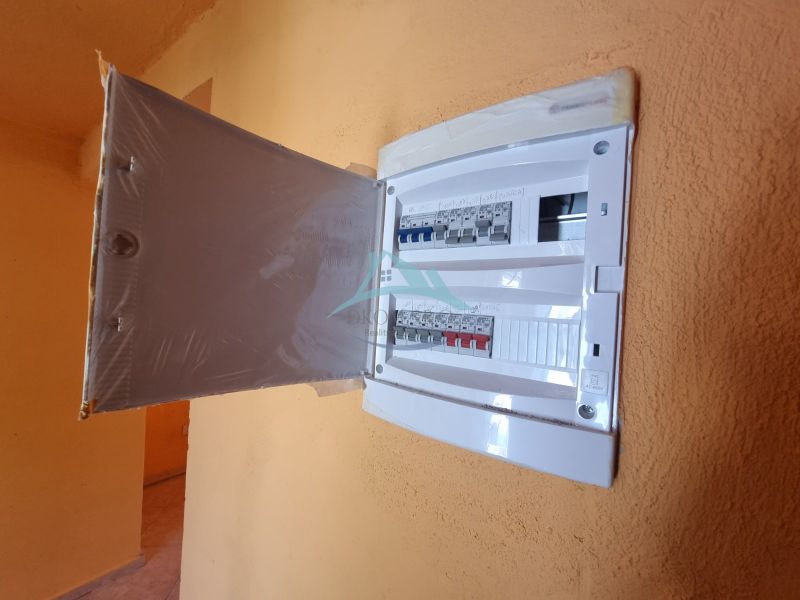 Dvojgeneračný rodinný dom s obrovským potenciálom v Šahách - Elektrická rozvodná skriňa s otvorenými dvierkami v interiéri rodinného domu.
