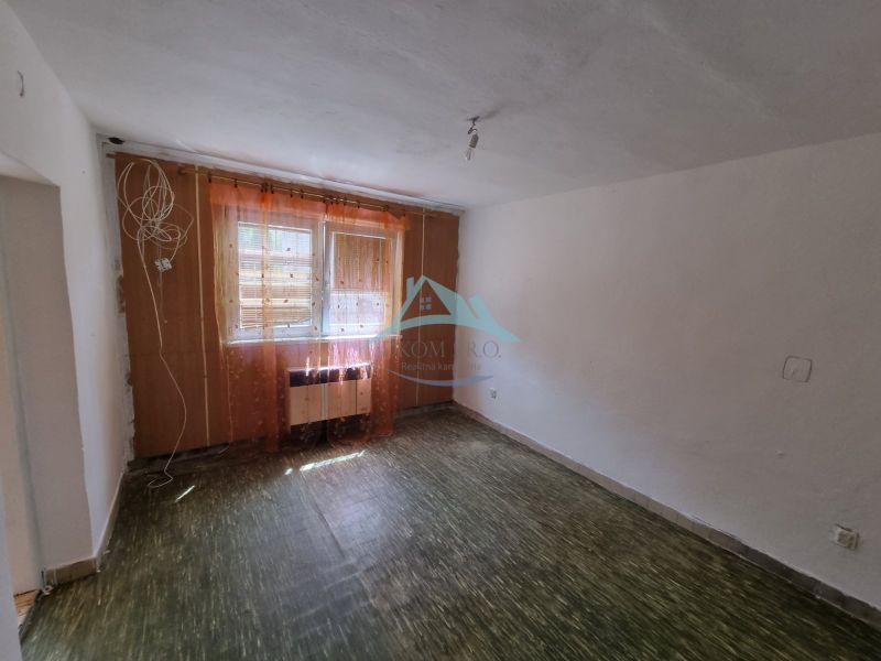 Dvojgeneračný rodinný dom s obrovským potenciálom v Šahách - Izba v rodinnom dome s podlahou a oknami so závesmi.