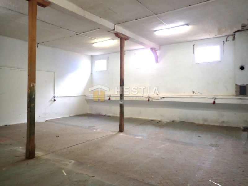 Hala na prenájom 400 m2 – priemyselná zóna - Výrobné priestory s betónovou podlahou a nosnými stĺpmi.
