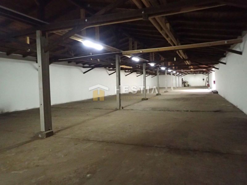 Hala na prenájom 600 m2 – priemyselná zóna - Rozsiahle výrobné priestory s dreveným stropom a betónovou podlahou.