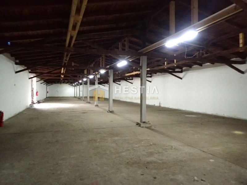 Hala na prenájom 600 m2 – priemyselná zóna - Výrobné priestory s betónovou podlahou a drevenými stropmi.