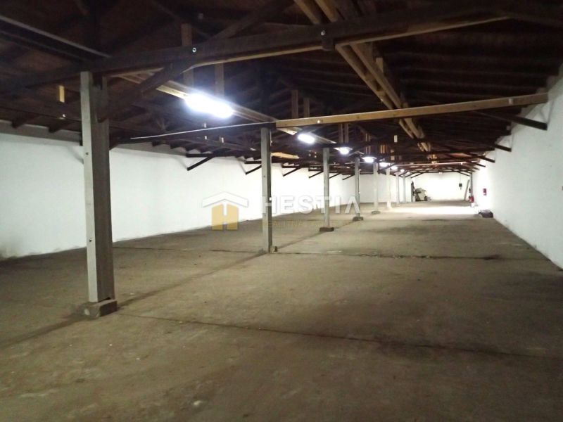 Hala na prenájom 600 m2 – priemyselná zóna - Priestranné výrobné priestory s drevenými trámy a pevnou podlahou.