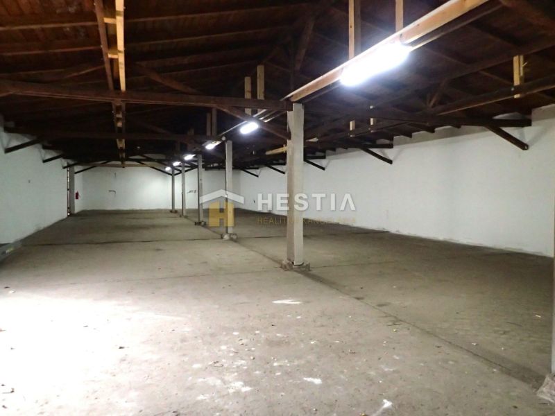 Hala na prenájom 600 m2 – priemyselná zóna - Výrobné priestory s trámovým stropom a betónovou podlahou vhodné pre rôzne účely.