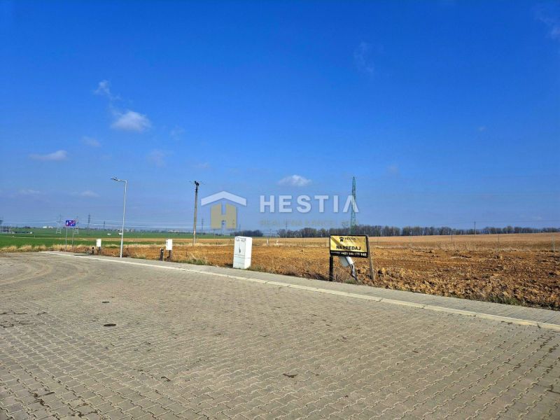 Stavebné pozemky 614 m² v novo-vybudovanej lokalite Hlboké - Pozemky - bývanie v Hlbokom, spevnená cesta, otvorená krajina, modrá obloha.