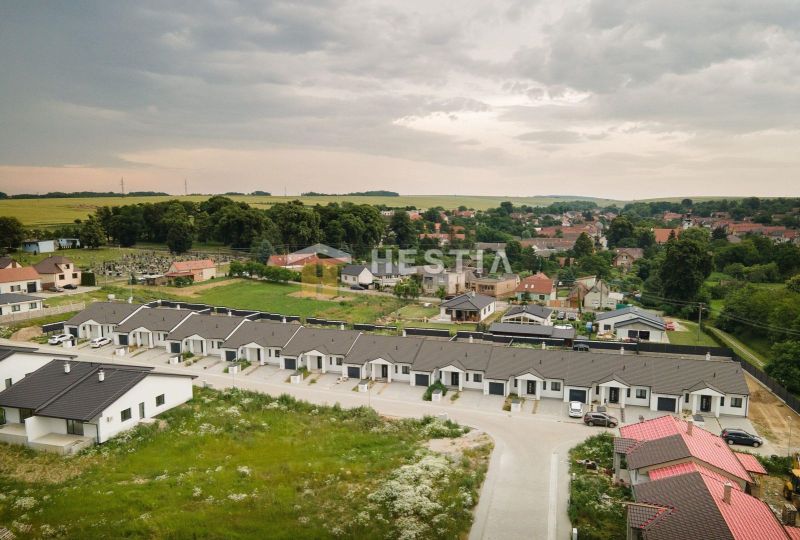 Stavebné pozemky 614 m² v novo-vybudovanej lokalite Hlboké - Obytná zóna v Hlbokom s radovými domami, obklopená zelenými plochami, ideálna na bývanie.