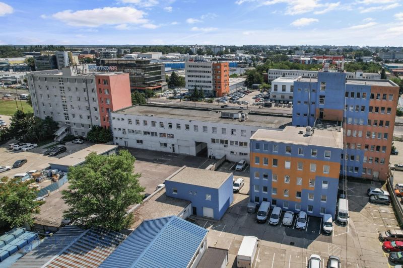Kancelárie na PRENÁJOM | Vajnorská | TOP lokalita - Budovy kancelárií na Vajnorskej ulici, Bratislava, s parkoviskom a okolitou infraštruktúrou.