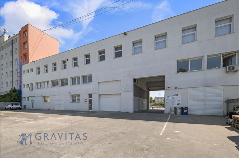 Kancelárie na PRENÁJOM | Vajnorská | TOP lokalita - Exteriér kancelárií na Vajnorskej ulici v Bratislave so svetlou fasádou a parkoviskom.