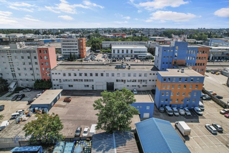 Kancelárie na PRENÁJOM | Vajnorská | TOP lokalita - Pohľad na budovu kancelárií na Vajnorskej ulici v Bratislave s parkoviskom.