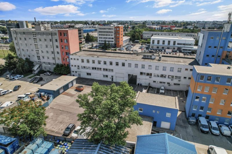 Kancelárie na PRENÁJOM | Vajnorská | TOP lokalita - Exteriér kancelárií na Vajnorskej v Bratislave, s parkoviskom a okolitými budovami.