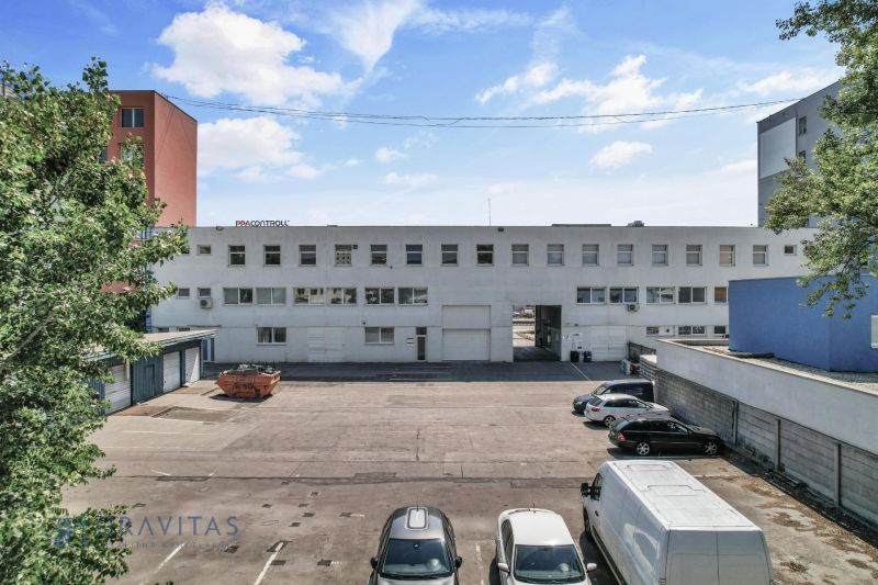 Kancelárie na PRENÁJOM | Vajnorská | TOP lokalita - Parkovisko a administratívna budova na Vajnorskej ulici v Bratislave, kancelárie v pozadí.