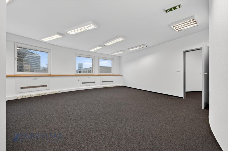 Kancelárie od 20m2 na PRENÁJOM | TOP biznis lokalita - Prázdna kancelária s kobercom, bielymi stenami a osvetlením.