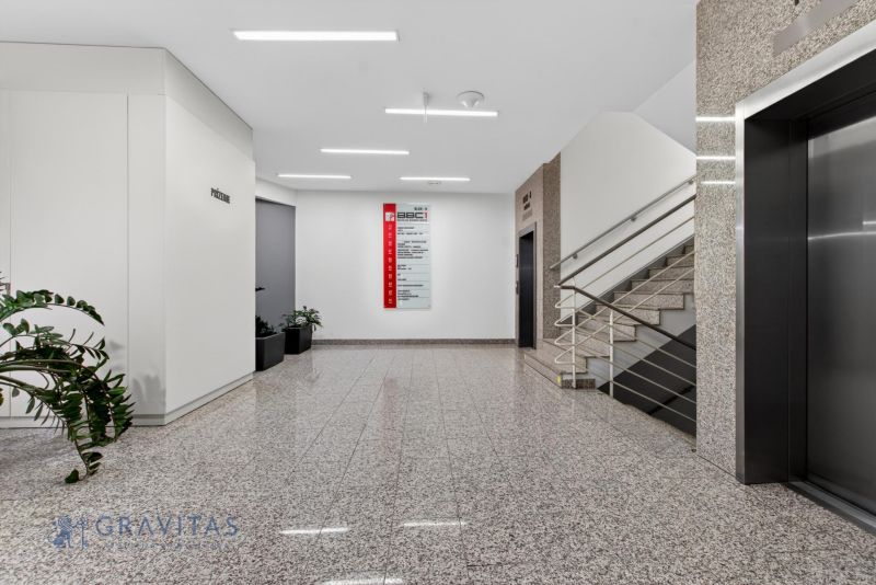 Kancelárie od 20m2 na PRENÁJOM | TOP biznis lokalita - Chodba v kanceláriách so schodiskom, výťahom, kvetmi a infopanelom.