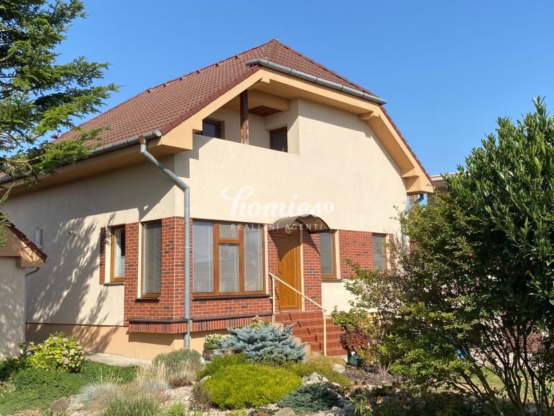 PREDAJ Rodinný dom s veľkým pozemkom, garážou a záhradou