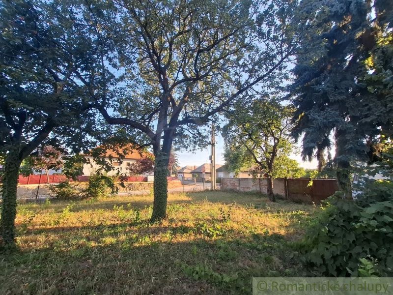 Rožný 500 m2 pozemok na výstavbu rodinného domu a komerčné účely v cen