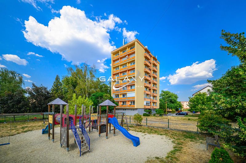 Priestranný 3-i byt s 3 loggiami po rekonštrukcii – centrum Fiľakova