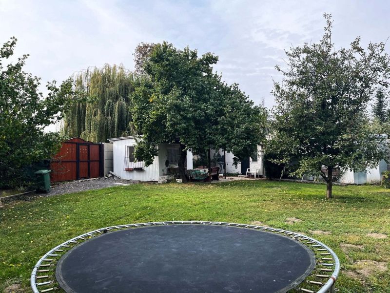 Nádherný Pozemok v obci Jahodná. - Pozemok v Jahodnej pre bývanie s trampolínou a zeleňou na záhrade.