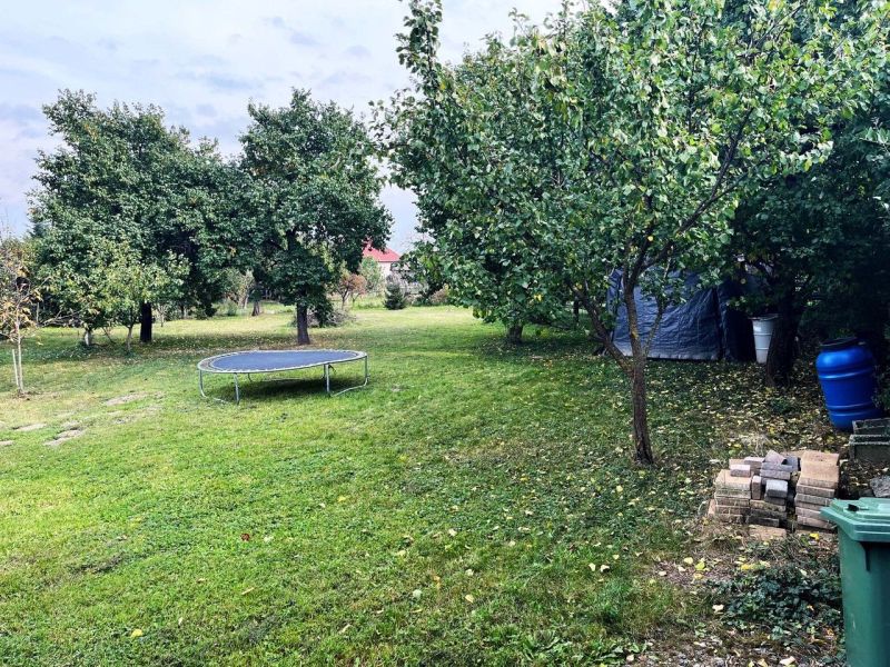 Nádherný Pozemok v obci Jahodná. - Pozemky - bývanie v Jahodnej s trávnatou plochou, stromami a trampolínou v záhrade.