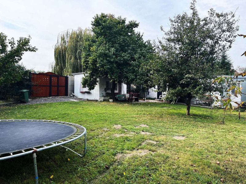 Nádherný Pozemok v obci Jahodná. - Trávnatá záhrada v Jahodnej s ovocnými stromami a trampolínou vhodná pre Pozemky - bývanie.