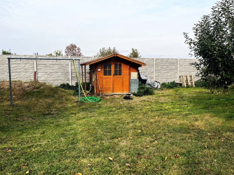 Nádherný Pozemok v obci Jahodná. - Záhrada v Jahodnej s dreveným domčekom a trávnatým pozemkom na bývanie.