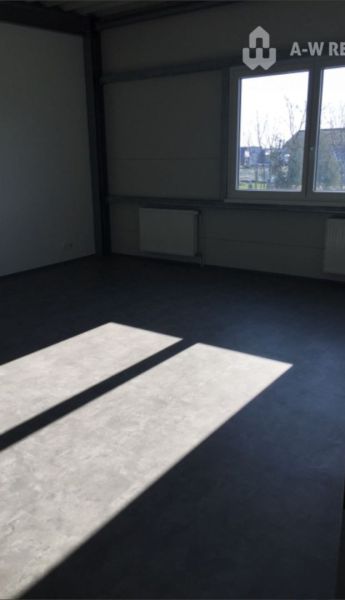 ☎️0917656551 - Prázdny priestor s veľkým oknom a radiátorom v Kanceláriách bez nábytku.