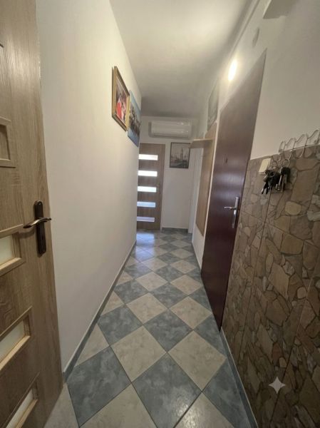 Exkluzívne na PREDAJ, zrekonštruovaný 3 izb.byt, Ružový háj, Dunajská  - Úzka chodba v 3-izbovom byte s dlaždicovou podlahou a dekoratívnym obkladom stien.