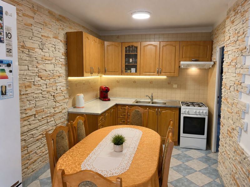 Exkluzívne na PREDAJ, zrekonštruovaný 3 izb.byt, Ružový háj, Dunajská  - Kuchyňa v 3-izbovom byte s kamenným dekorom a kuchynskou linkou.