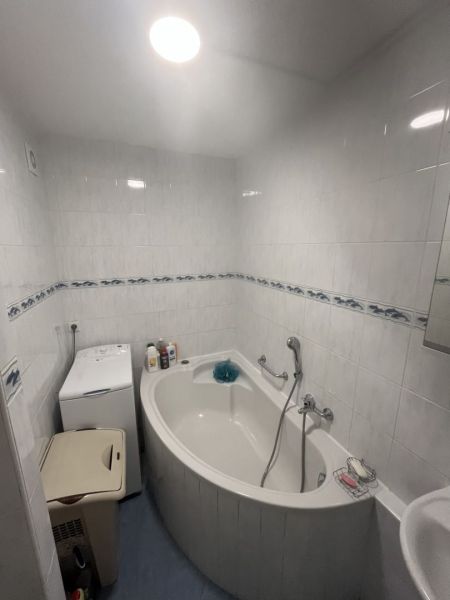 Exkluzívne na PREDAJ, zrekonštruovaný 3 izb.byt, Ružový háj, Dunajská  - Kúpeľňa s rohovou vaňou a práčkou v 3-izbovom byte.