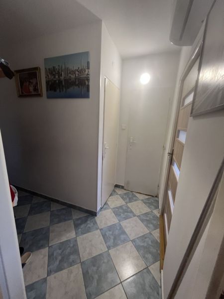 Exkluzívne na PREDAJ, zrekonštruovaný 3 izb.byt, Ružový háj, Dunajská  - Chodba v 3-izbovom byte s dlažbou a obrazmi na stenách.