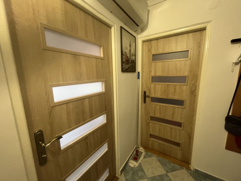 Exkluzívne na PREDAJ, zrekonštruovaný 3 izb.byt, Ružový háj, Dunajská  - Interiér 3-izbového bytu s drevenými dverami a vzorovanou podlahou.
