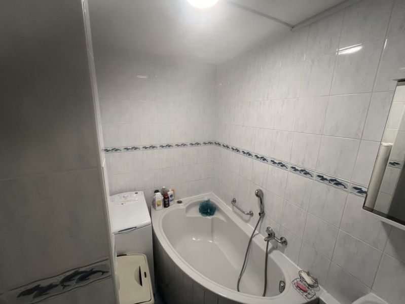 Exkluzívne na PREDAJ, zrekonštruovaný 3 izb.byt, Ružový háj, Dunajská  - Kúpeľňa s rohovou vaňou, práčkou a svetlými obkladmi v 3-izbovom byte.