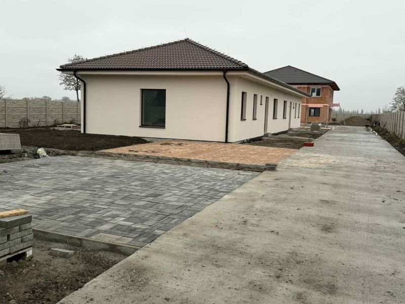 Už toto leto vo Vlastnom s tepelným čerpadlom v cene - Rodinný dom na Padánskej ulici v Padáni s pekne upraveným exteriérom a dlažbou.
