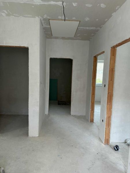 Už toto leto vo Vlastnom s tepelným čerpadlom v cene - Rodinný dom v stavebných prácach s neomietnutými stenami a pivničnou podlahou.