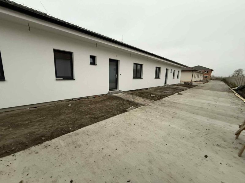 Už toto leto vo Vlastnom s tepelným čerpadlom v cene - Rodinný dom na ulici Padáň v meste Padáň so spevnenou príjazdovou cestou.
