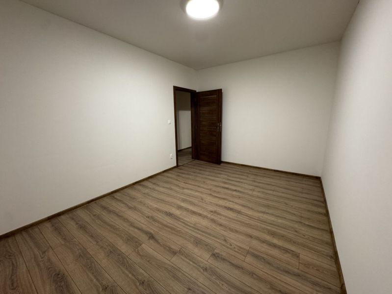 ‼️‼️znížená cena‼️‼️Awreal ponúka na predaj 4izbový bungalov v Hornom  - Izba v rodinnom dome s podlahou s dreveným dekorom a tmavými dverami.
