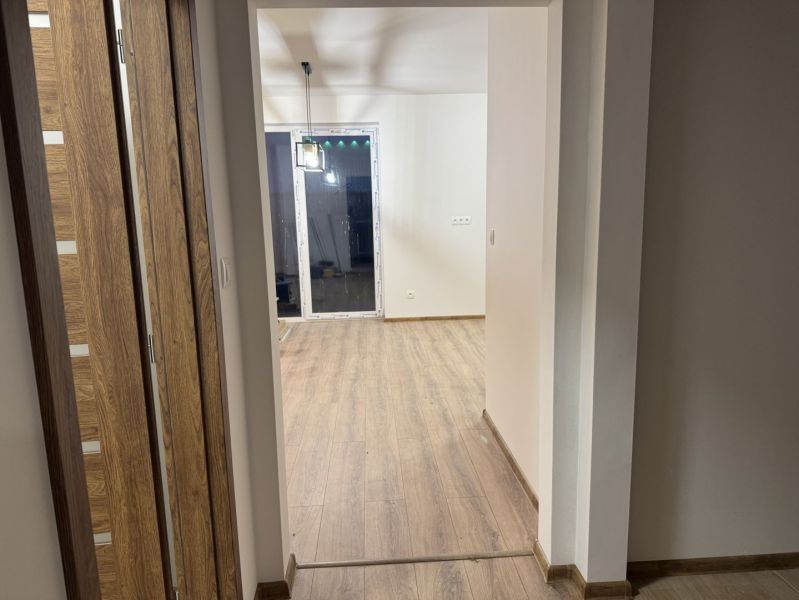‼️‼️znížená cena‼️‼️Awreal ponúka na predaj 4izbový bungalov v Hornom  - Chodba v rodinnom dome s podlahou s dreveným dekorom a drevenými dverami.