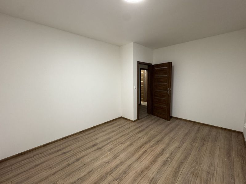 ‼️‼️znížená cena‼️‼️Awreal ponúka na predaj 4izbový bungalov v Hornom  - Izba s podlahou s dreveným dekorom a drevenými dverami v rodinnom dome.