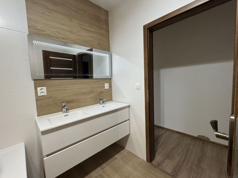 ‼️‼️znížená cena‼️‼️Awreal ponúka na predaj 4izbový bungalov v Hornom  - Kúpeľňa s dvojitým umývadlom, zrkadlom a podlahou s dreveným dekorom v rodinnom dome.