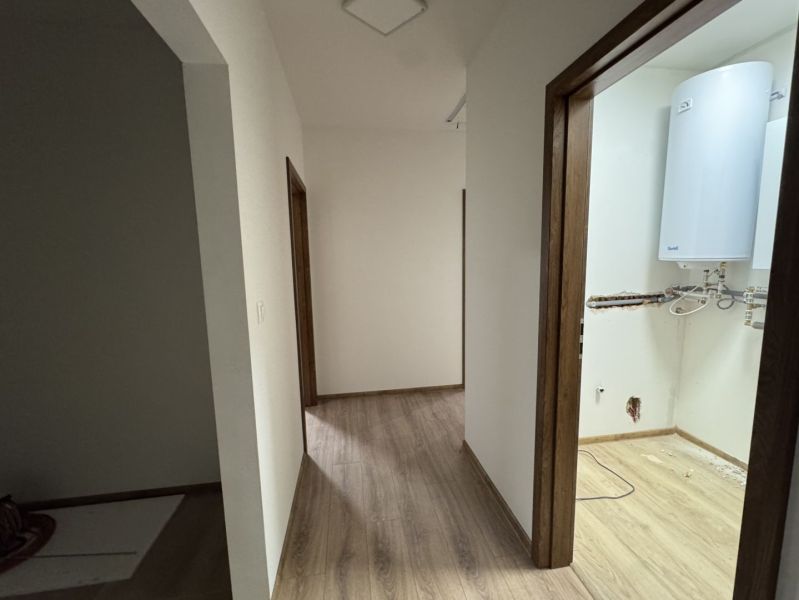 ‼️‼️znížená cena‼️‼️Awreal ponúka na predaj 4izbový bungalov v Hornom  - Chodba v rodinnom dome s podlahou s dreveným dekorom a miestnosťou s bojlerom.