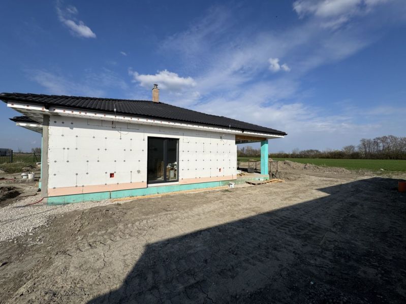 ‼️‼️znížená cena‼️‼️Awreal ponúka na predaj 4izbový bungalov v Hornom  - Rodinný dom v Hornom Bare počas stavby s bielou fasádou a čiernou strechou.