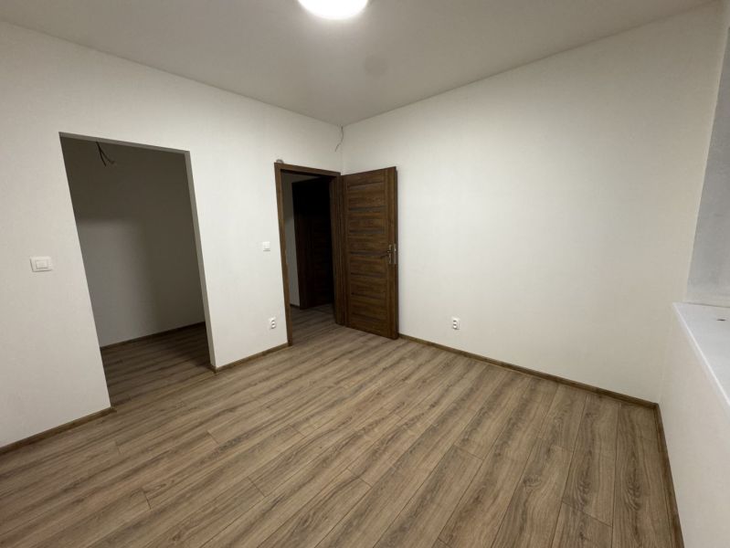 ‼️‼️znížená cena‼️‼️Awreal ponúka na predaj 4izbový bungalov v Hornom  - Prázdna izba v rodinnom dome s podlahou s dreveným dekorom a drevenými dverami.