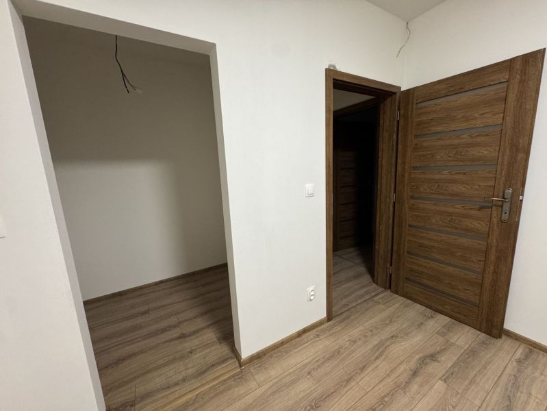 ‼️‼️znížená cena‼️‼️Awreal ponúka na predaj 4izbový bungalov v Hornom  - Rodinný dom s dreveným dekorom podlahy a drevenými dverami.
