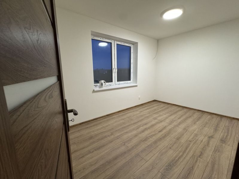 ‼️‼️znížená cena‼️‼️Awreal ponúka na predaj 4izbový bungalov v Hornom  - Izba v rodinnom dome s podlahou s dreveným dekorom, pohľad cez otvorené dvere.