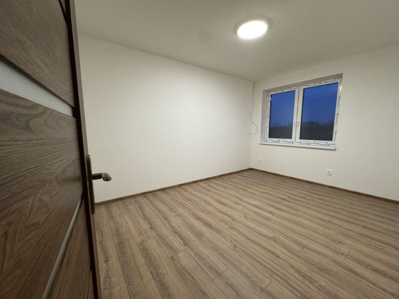 ‼️‼️znížená cena‼️‼️Awreal ponúka na predaj 4izbový bungalov v Hornom  - Izba v rodinnom dome s bielymi stenami a podlahou s dreveným dekorom.