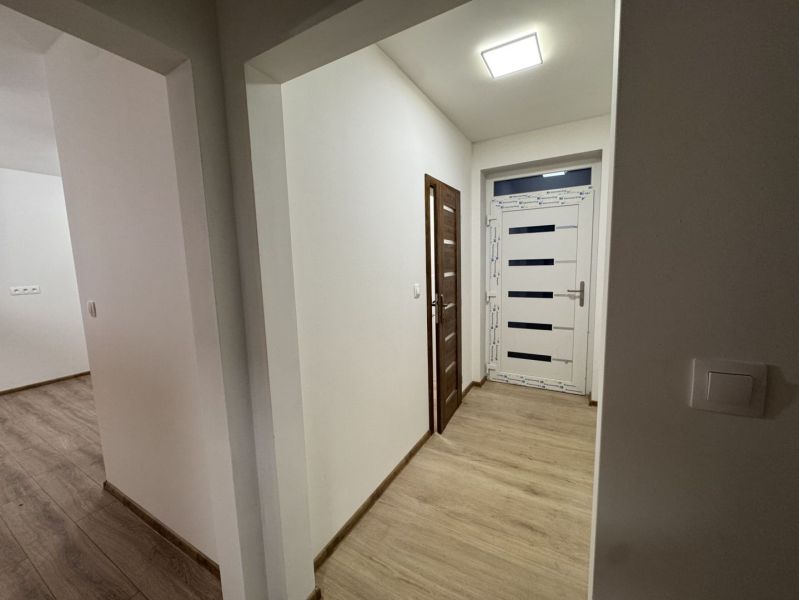 ‼️‼️znížená cena‼️‼️Awreal ponúka na predaj 4izbový bungalov v Hornom  - Interiér rodinného domu s podlahou s dreveným dekorom a bielymi stenami.