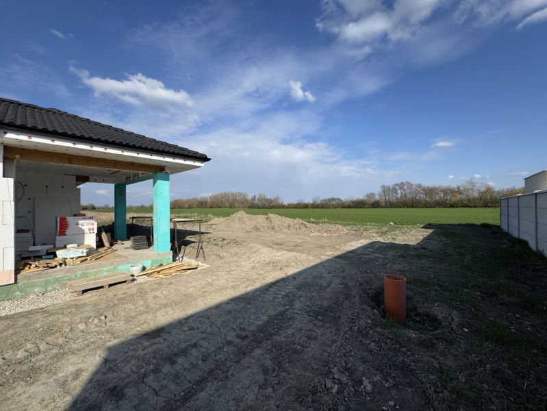 ‼️‼️znížená cena‼️‼️Awreal ponúka na predaj 4izbový bungalov v Hornom  - Rodinný dom v Hornom Bare počas výstavby s výhľadom na pole a stromy.